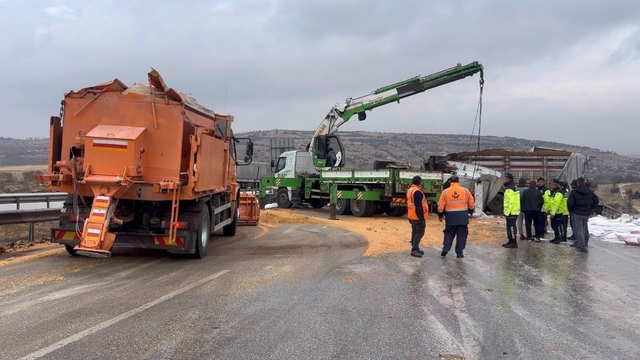 TAG Otoyolu'nda yanan tırlar kaldırıldı, yol trafiğe açıldı
TAG Otoyolu'nda çarpışan 3 tır yandı