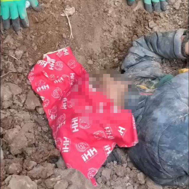 Kayıp olarak aranan çocuk, başından yaralı ve vücudunun bir kısmı toprağa g...