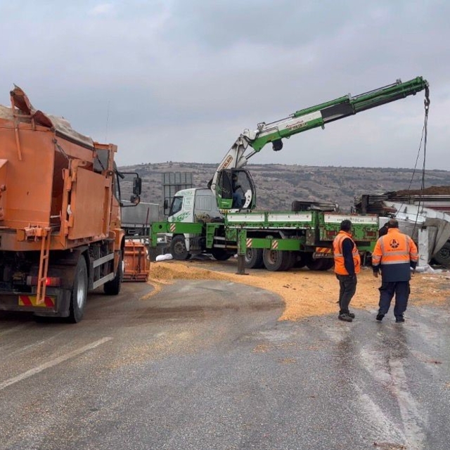 TAG Otoyolu'nda yanan tırlar kaldırıldı, yol trafiğe açıldı
TAG Otoyolu'nda...