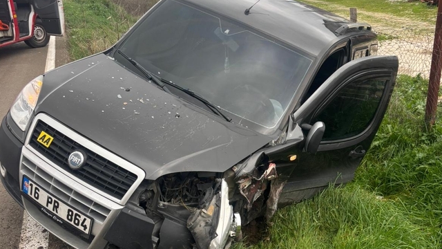 Balıkesir'de otomobil ile hafif ticari aracın çarpışması sonucu 3 kişi yaralandı