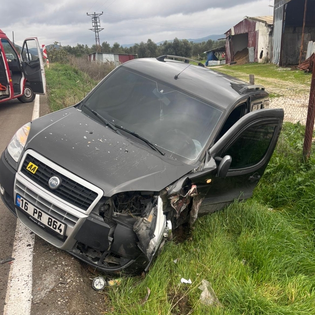 Balıkesir'de otomobil ile hafif ticari aracın çarpışması sonucu 3 kişi yara...