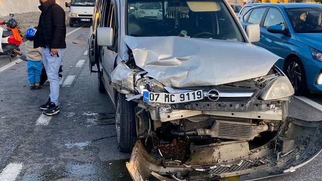 Antalya'da park halindeki otomobile hafif ticari aracın çarpması sonucu 2 kişi yaralandı