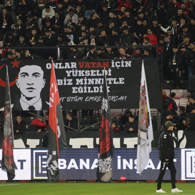 Es-Es taraftarı hava şehidi Emre Mercan'ı unutmadı