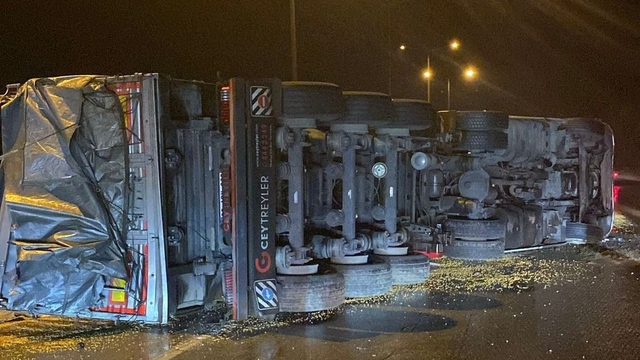 Osmaniye'de mısır yüklü kamyon devrildi: 1 yaralı