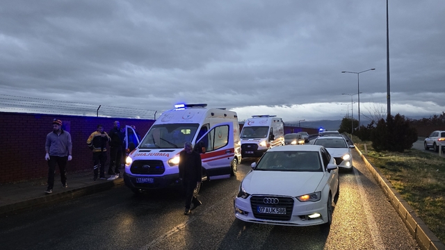 Bingöl'de çarpışan iki otomobildeki 6 kişi yaralandı