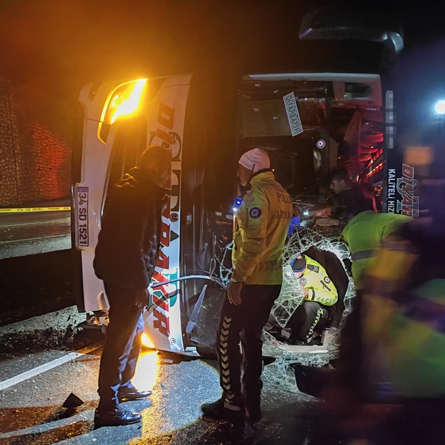 Osmaniye'de yolcu otobüsü devrildi: 3 yaralı