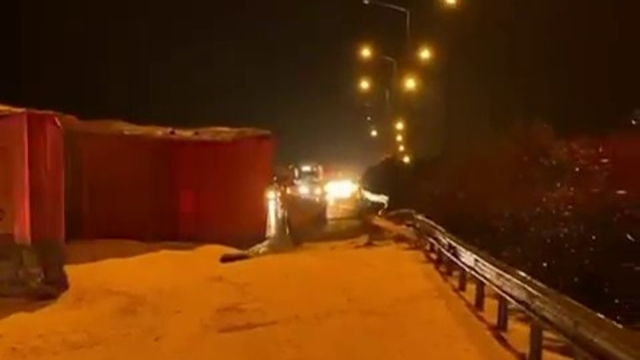 Mısır yüklü kamyon devrildi: 1 yaralı