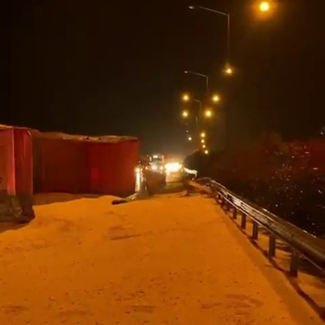 Mısır yüklü kamyon devrildi: 1 yaralı