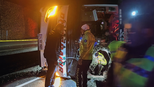 Osmaniye'de yolcu otobüsü devrildi: 3 yaralı