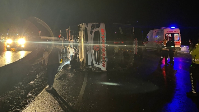 Osmaniye'de devrilen yolcu otobüsündeki 3 kişi yaralandı