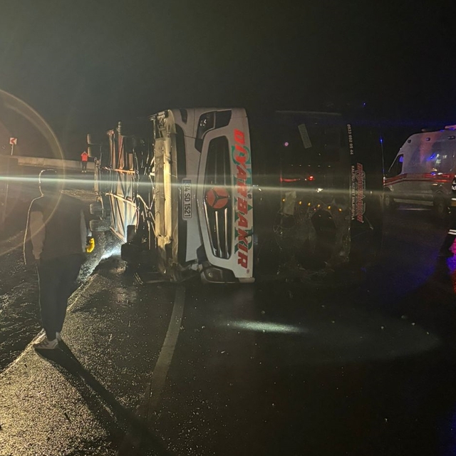 Osmaniye'de devrilen yolcu otobüsündeki 3 kişi yaralandı