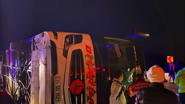 Osmaniye'de yolcu otobüsü devrildi: 3 yaralı