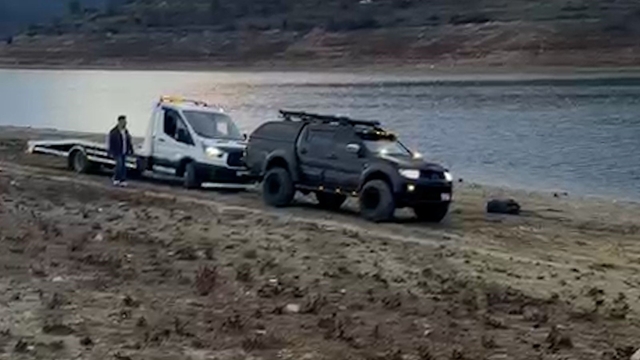 Çamura saplanan oto kurtarıcıyı pikap kurtardı