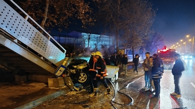 Sinop'ta yaya üst geçidine çarpan otomobildeki 4 kişi yaralandı