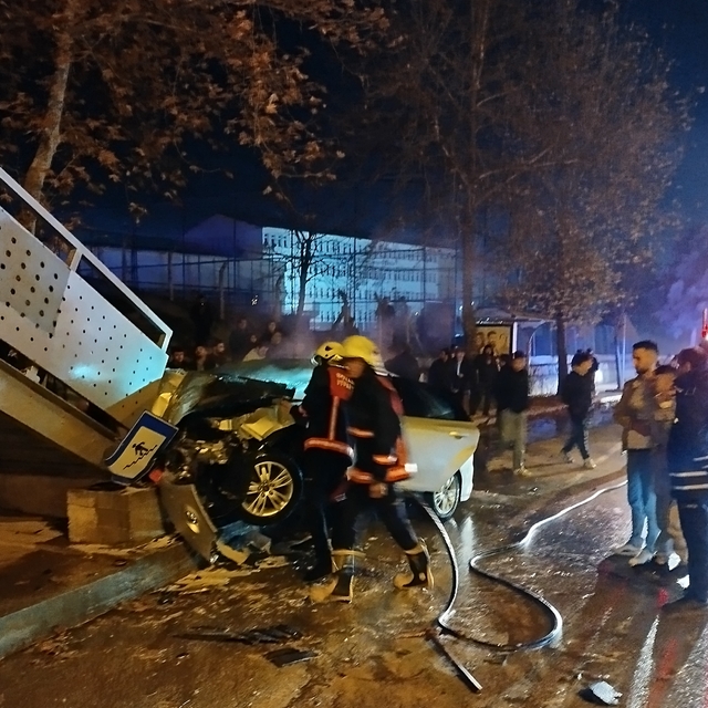 Sinop'ta yaya üst geçidine çarpan otomobildeki 4 kişi yaralandı