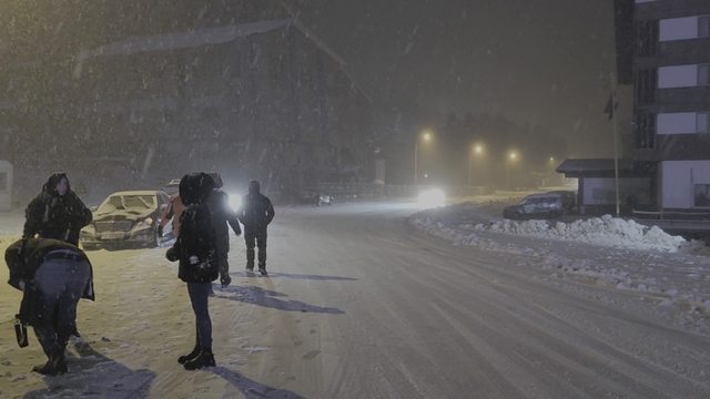 Uludağ'da yoğun kar var...Ekipler yolların kapanmaması için aralıksız çalışıyor
Uludağ'da yoğun kar sevinci
Zirveye kar görmeye giden gençler ateş yakıp eğlendi, mutluluklarını dile getirdi