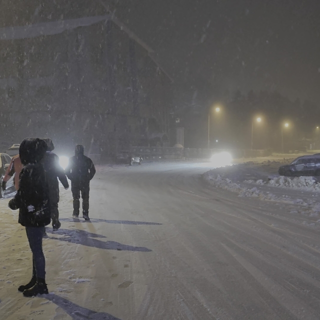 Uludağ'da yoğun kar var...Ekipler yolların kapanmaması için aralıksız çalış...