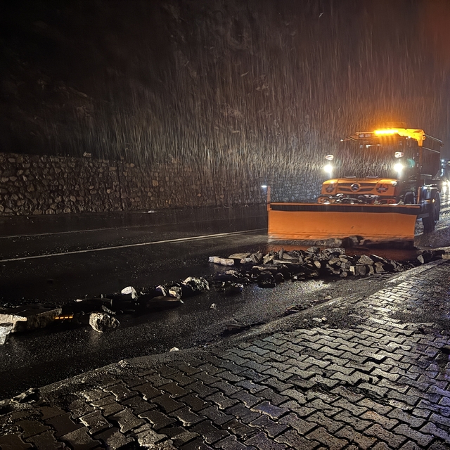 Hakkari'de yola düşen kaya parçaları ekiplerce temizlendi