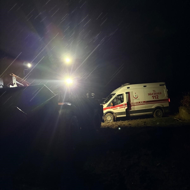 Batman'da hasta almaya giderken yolda kalan ambulansı özel idare ekipleri k...