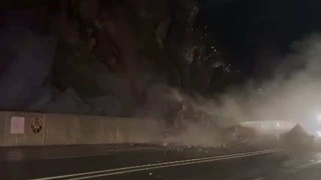 Hakkari-Van yolunda heyelan
Kısa süreli ulaşıma kapanan yol yapılan çalışmalar sonucu açıldı