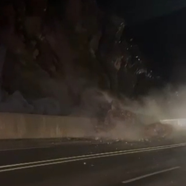 Hakkari-Van yolunda heyelan
Kısa süreli ulaşıma kapanan yol yapılan çalışma...