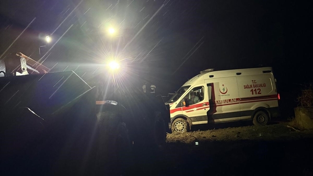 Batman'da hasta almaya giderken yolda kalan ambulansı özel idare ekipleri kurtardı