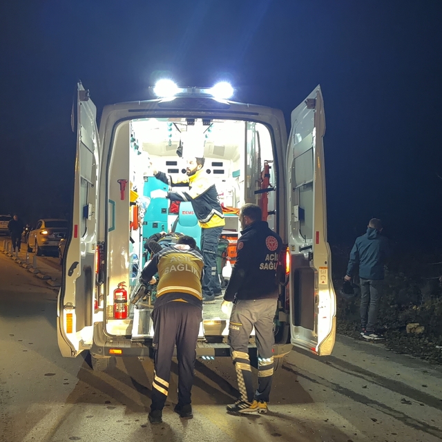 Düzce'de minibüs ile otomobil çarpıştı 3 kişi yaralandı