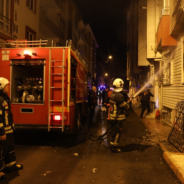 Elazığ'da ev yangını: 2 kişi dumandan etkilendi
