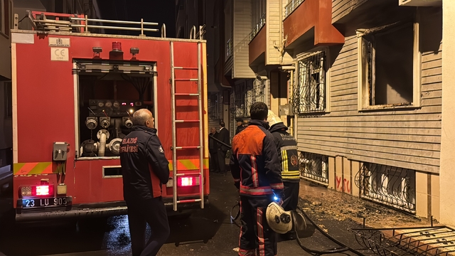 Elazığ'da apartman dairesinde çıkan yangında 2 kişi dumandan etkilendi