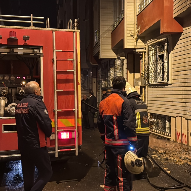 Elazığ'da apartman dairesinde çıkan yangında 2 kişi dumandan etkilendi