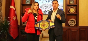 Vali Eldivan'dan dünya şampiyonu Turhan'a tebrik