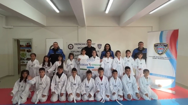 Erzincan'da "Hep Birlikte Aileyiz" Projesi kapsamında öğrencilere tekvando kıyafeti desteği