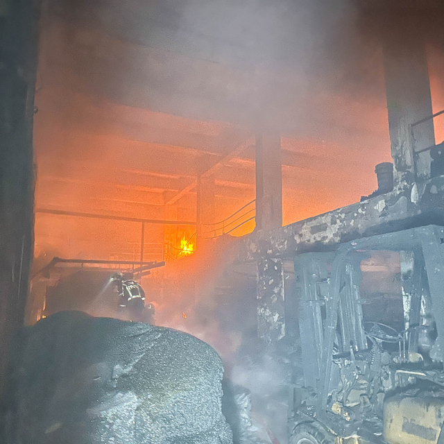 Uşak'ta plastik poşet üretimi yapan fabrikada yangın çıktı