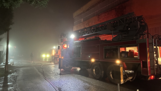 Uşak'ta poşet fabrikasında çıkan yangın söndürüldü