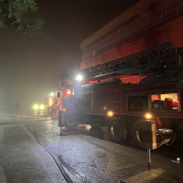 Uşak'ta poşet fabrikasında çıkan yangın söndürüldü