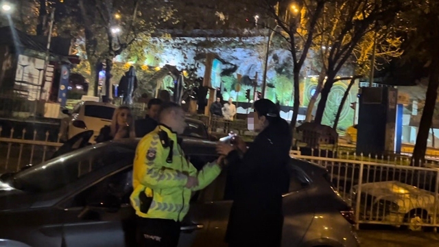 Polislerin sabır sınavı: 1.96 promil alkollü sürücü uygulama noktasını birbirine kattı, polislere hakaret etti
Kadın sürücü 1.96 alkollü çıkınca öfkelendi, polis ekiplerine hakaret etti
Yüksek promil, yüksek gerginlik: Genç kadın önce polislere hakaret etti, sonra sinir krizi geçirdi