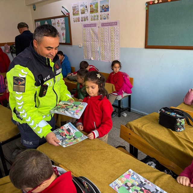 Doğanşehir'de ilkokul öğrencilerine trafik eğitimi