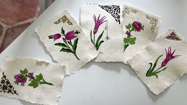 Geleneksel el sanatı Edirnekari'yi  kendi ürettiği kağıtlara işliyor