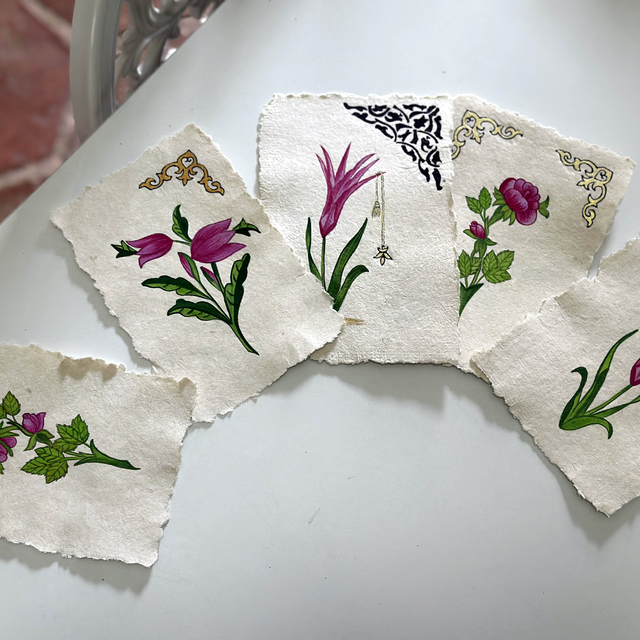 Geleneksel el sanatı Edirnekari'yi  kendi ürettiği kağıtlara işliyor