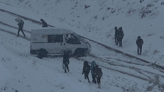 Yüksekova yoğun kara teslim oldu
Araçlar yolda kaldı, görüş mesafesi 20 metreye düştü, kar kalınlığı 10 santimetreyi buldu
