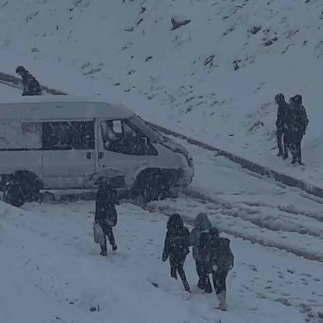 Yüksekova yoğun kara teslim oldu
Araçlar yolda kaldı, görüş mesafesi 20 met...
