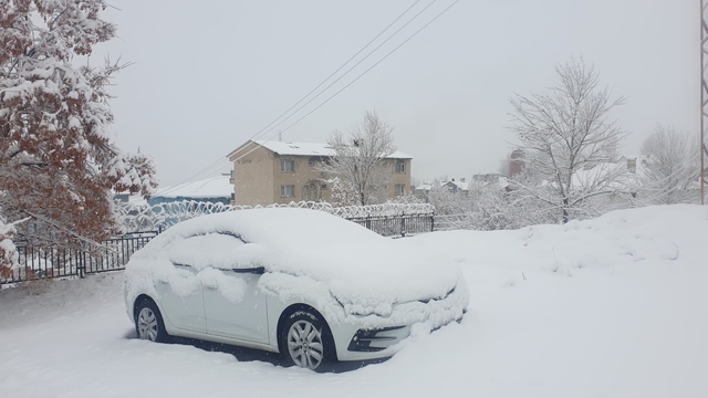 Başkale'de araçlar kara gömüldü: 11 yerleşim yerinin yolu ulaşıma kapandı
