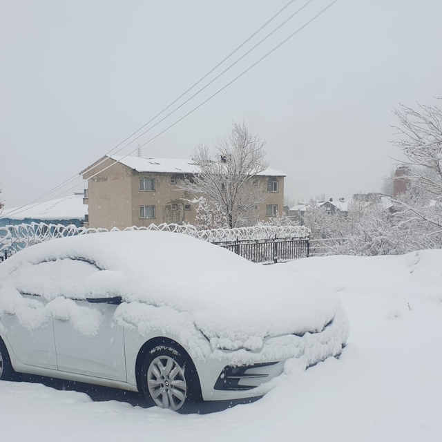 Başkale'de araçlar kara gömüldü: 11 yerleşim yerinin yolu ulaşıma kapandı