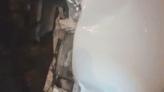 Otomobilin metrelerce aşağı düştüğü o anlar kameraya yansıdı: 2 yaralı