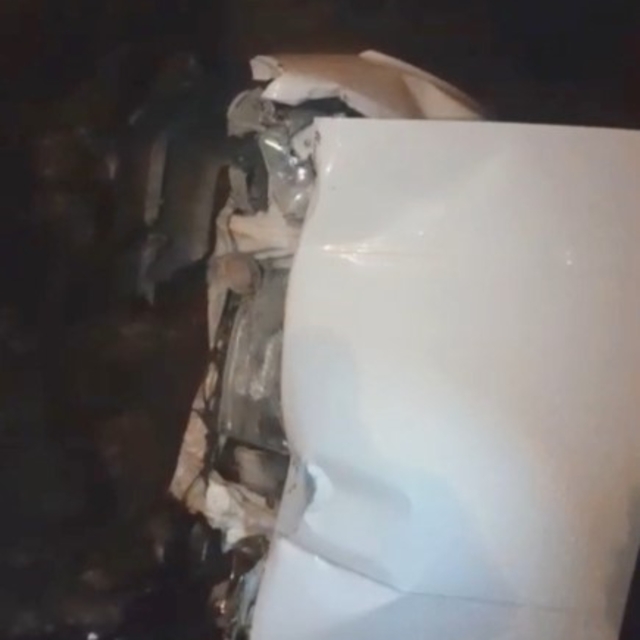 Otomobilin metrelerce aşağı düştüğü o anlar kameraya yansıdı: 2 yaralı