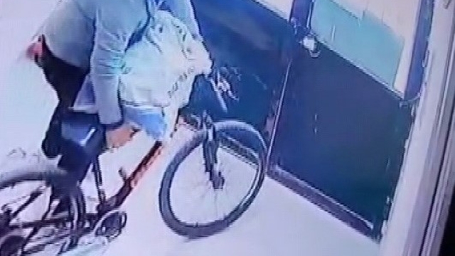 Kameralara yakalanan bisiklet hırsızına "Yazık yaşın genç diye şikayetçi olmadık, bir an önce iş bul ve çalış" diyerek nasihat etti