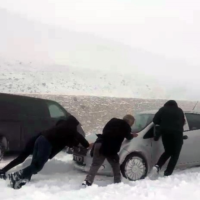 Palandöken geçidinde ulaşıma kar engeli