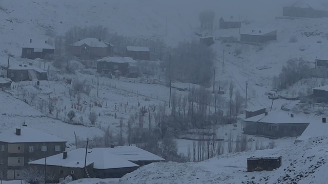 Hakkari'de 43 yerleşim yerinin yolu ulaşıma kapandı