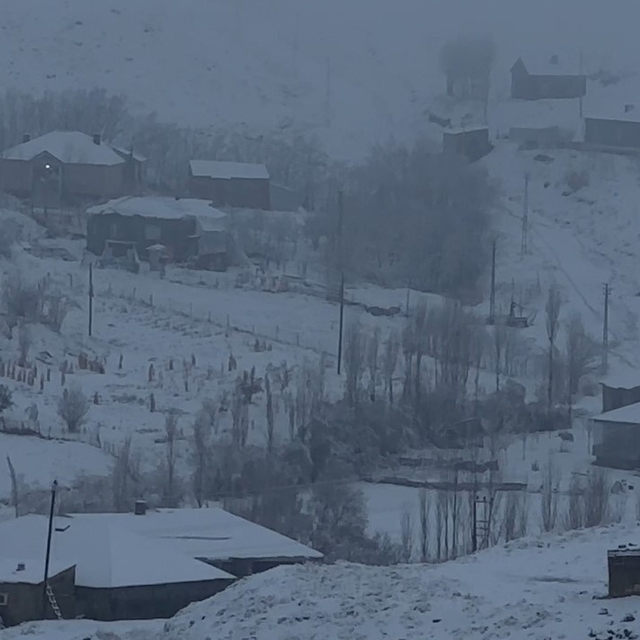 Hakkari'de 43 yerleşim yerinin yolu ulaşıma kapandı