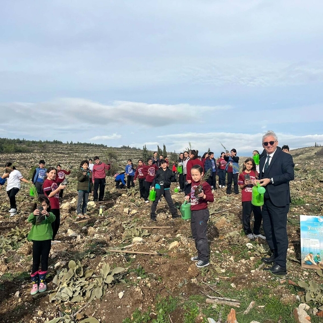 100 yaşına giren hayırsevere öğrencilerden fidan dikim etkinliği ile kutlam...